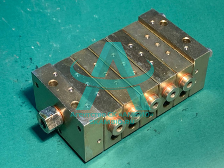 Распределитель смазки на 10 портов 4 отверстия (большой)
